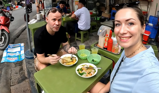 Khách Tây thử 1 món ngay khi trở lại Hà Nội, từ 'không hợp” đến nức nở khen ngon