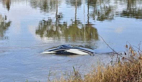 Ô tô mất lái lao xuống kênh, tài xế 55 tuổi bị mắc kẹt, tử vong