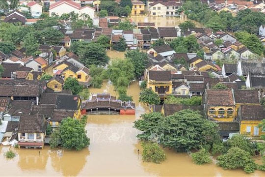 Hội An vẫn 'ngâm mình' trong lũ