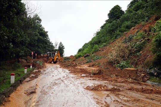 Nhiều điểm sạt lở núi nghiêm trọng, đường Hồ Chí Minh chưa thông tuyến