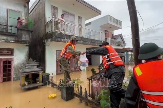 Những suất cơm nghĩa tình giữa tâm lũ