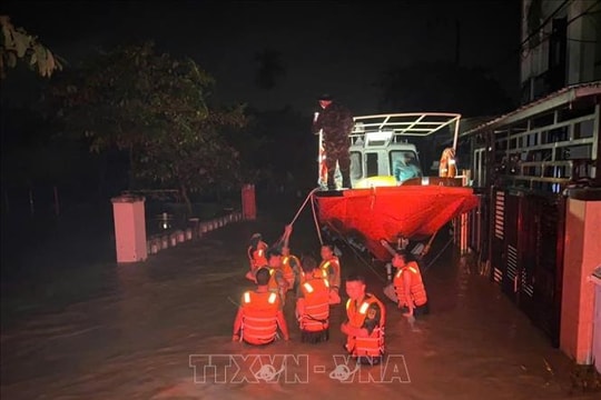 Lực lượng vũ trang Đà Nẵng xuyên đêm vượt lũ hỗ trợ nhân dân vùng ngập sâu