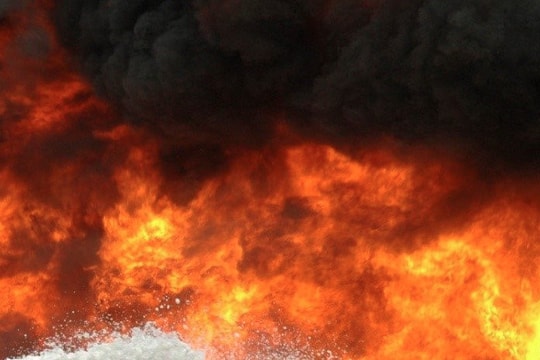 Nhanh chóng dập tắt đám cháy tại một căn hộ chung cư đông đúc ở Hà Nội