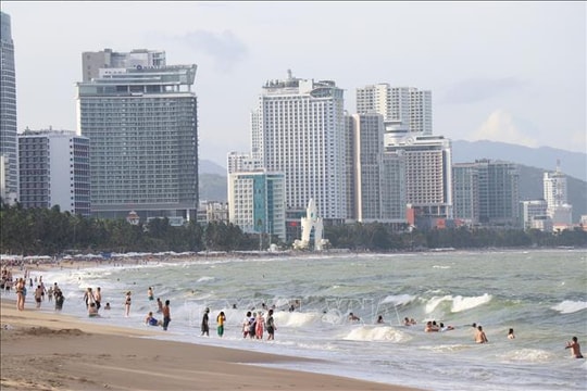 Cảnh báo du khách không tắm biển Nha Trang trong điều kiện thời tiết bất lợi