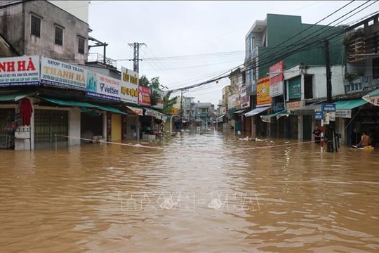 Mưa lũ tại miền Trung: Khoảng 90 xã, phường bị ngập, nhiều tuyến đường ách tắc