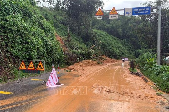 Nhiều tuyến đường ở Quảng Trị sạt lở, ngập sâu sau mưa lớn kéo dài