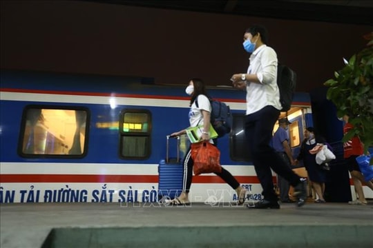 Tiếp tục ngừng chạy nhiều đôi tàu hỏa do mưa lũ ở miền Trung