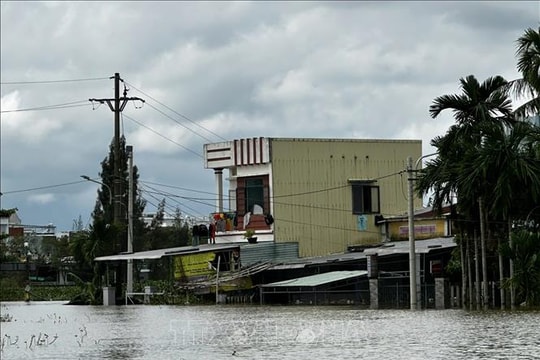 Đà Nẵng: Nhiều điểm dân cư vẫn ngập nặng cần hỗ trợ