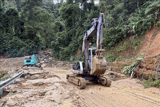 Chạy đua với thời tiết, nỗ lực thông tuyến vào Ngọc Linh (Quảng Ngãi)