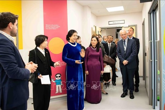 Phu nhân Tổng Bí thư Ngô Phương Ly thăm Bệnh viện Nhi Evelina London