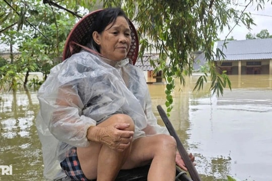 Miền Trung oằn mình trong lũ, nhà sập, người mất, tài sản cuốn trôi