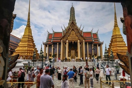 Du khách đến Thái Lan trong thời gian quốc tang cần lưu ý điều gì?