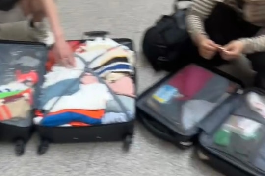 Cân hành lý xách tay: Khách Việt toát mồ hôi "bày trận" giữa sân bay