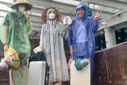 Khách Hà Nội đi công nông ra sân bay Huế hôm mưa lũ, lái xe không lấy tiền