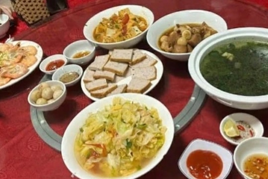 Thực hư nhóm sinh viên tố bị "chặt chém", mâm cơm lèo tèo ở Cửa Lò