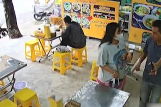 Chưa có khách mở hàng, chủ quán điếng người vì hành động của cô gái