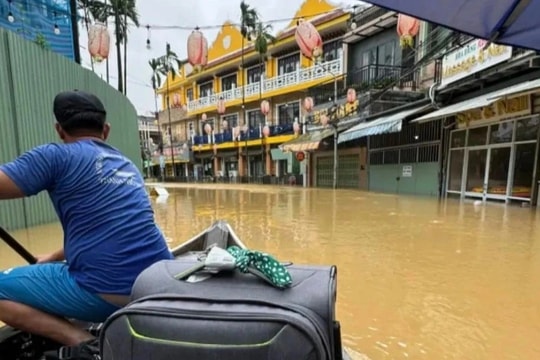 Nước ngập khách sạn ở Hội An, khách Tây kể trải nghiệm đi thuyền như Venice
