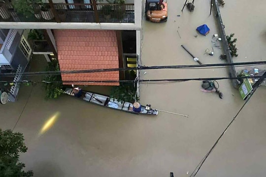 Cuộc chạy lũ lịch sử bằng thuyền và xe tải của khách Tây ở Huế