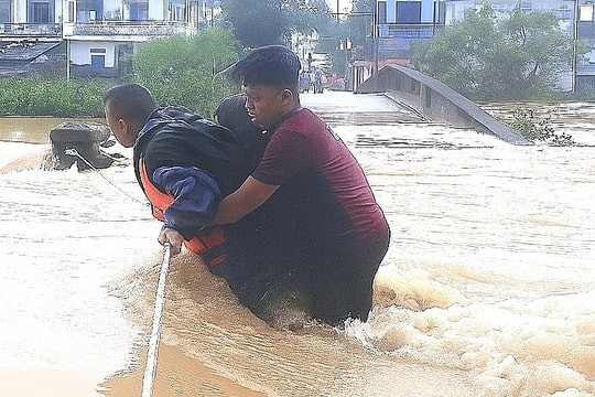 Đội cứu hộ Thái Nguyên giăng dây, cõng dân vượt lũ Huế