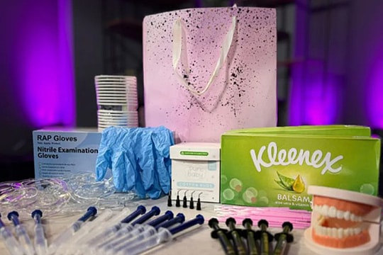 Lật tẩy 'đế chế' tẩy trắng răng độc hại ở Anh