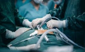 Nối thành công bàn chân đứt lìa cho nữ sinh 19 tuổi