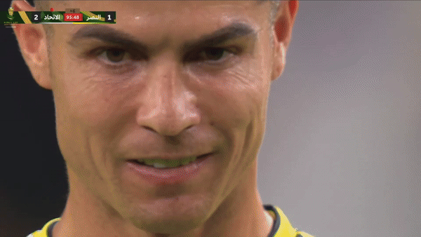 Khoảnh khắc Ronaldo tự động viên bản thân gây chú ý