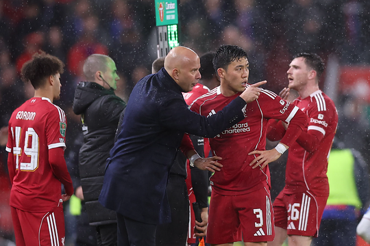 Slot: 'Làm HLV là phải chọn giữa đội hình và kết quả'