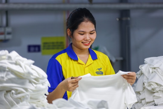 Đề xuất đưa 'lương tối thiểu đủ sống' vào văn kiện Đại hội 14