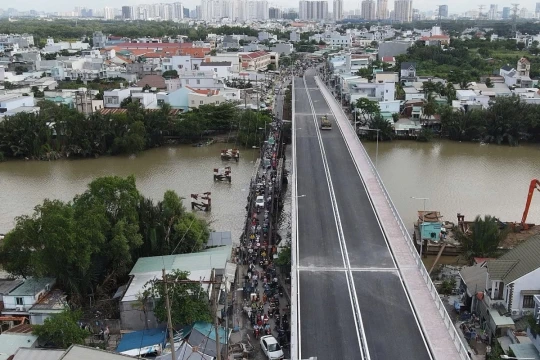 Tháo dỡ cầu hơn 50 năm tuổi ở TP HCM