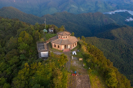 Vì sao đỉnh Bạch Mã là tâm mưa của thế giới?