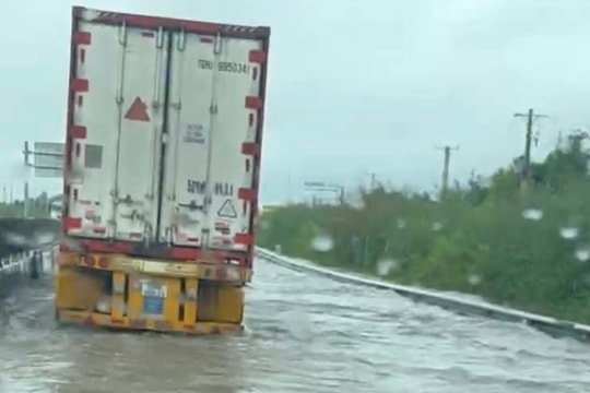 Cao tốc Vĩnh Hảo - Phan Thiết ngập sâu, phải đóng đường