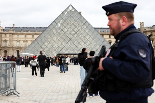 Thêm 5 nghi phạm cướp bảo tàng Louvre bị bắt