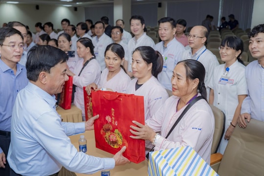 Thường trực Ban Bí thư thăm người dân vùng lũ