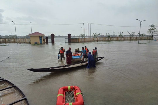 Cứu 6 người đi cứu trợ bị lật thuyền