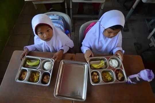 Indonesia điều tra bữa ăn miễn phí khiến hàng trăm học sinh ngộ độc