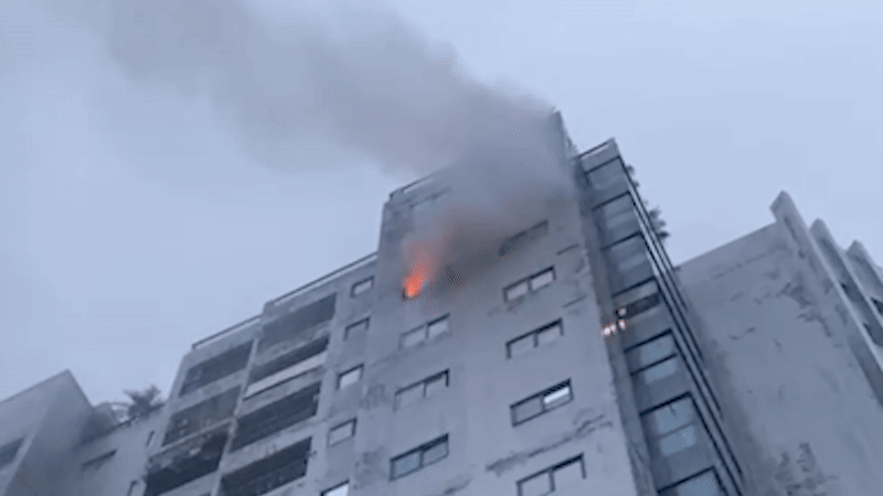 Cháy tại chung cư 15 tầng ở Hà Tĩnh, nhiều người tháo chạy