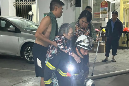 Cháy căn hộ tầng 4 chung cư ở Hà Nội