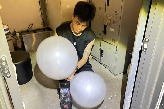 Quán bar lén bán bóng cười vào nửa đêm