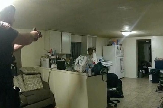 Gọi 911 cầu cứu, chủ nhà bị cảnh sát bắn chết vì cầm nồi nước sôi