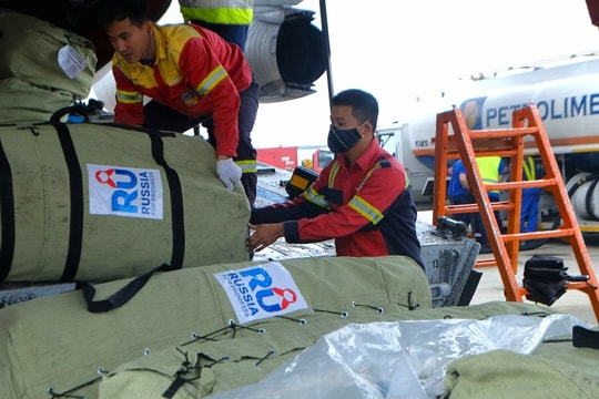 Nga viện trợ 29 tấn hàng cho vùng lũ Huế