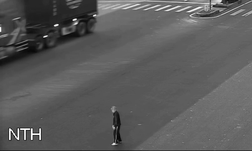 Xe container đâm ngã người đi bộ giữa ngã tư