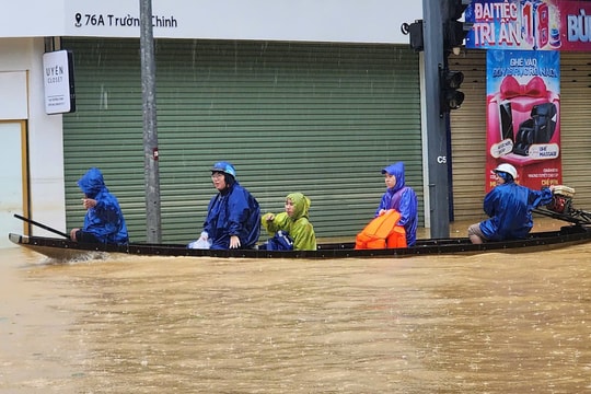 Miền Trung dự báo mưa đến 4/11, có nơi trên 600 mm