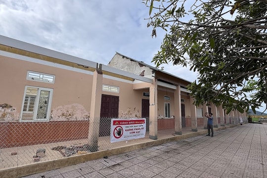 Trường học miền Trung xoay xở sau bão