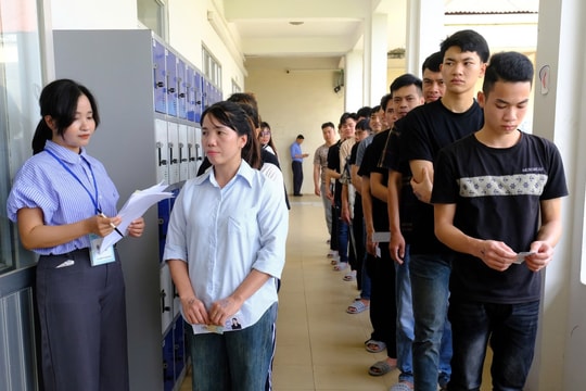 Lao động làm việc ngoài nước mỗi năm gửi về gần 7 tỷ USD