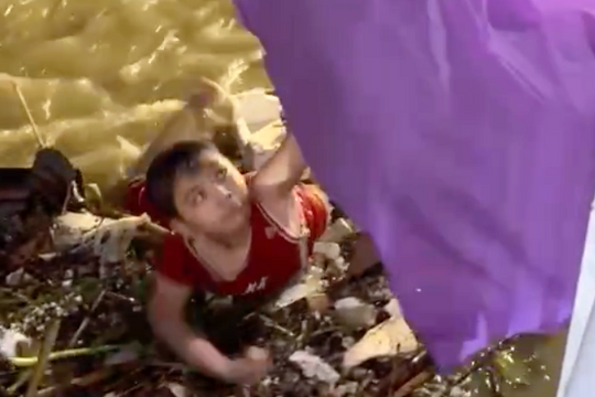 Cứu sống bé trai trôi dạt giữa sông Hàn trong đêm