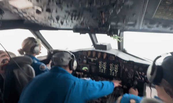 Khoảnh khắc phi cơ Mỹ rung lắc khi bay xuyên bão mạnh nhất thế giới