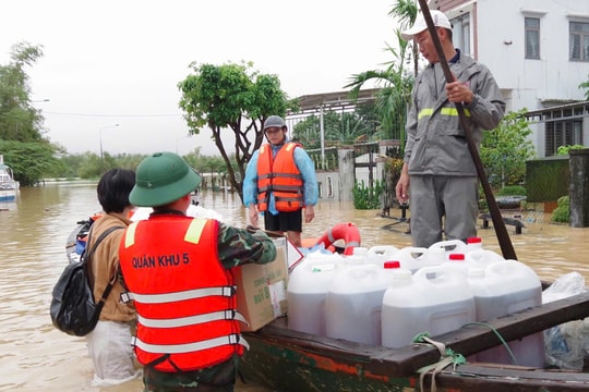 Quân đội đắp đê, tiếp tế cho người dân vùng ngập lụt