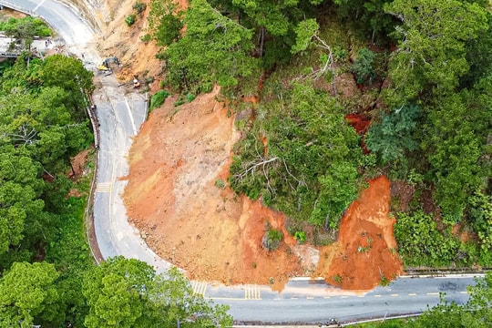 Quả đồi nứt toác trên đường cửa ngõ Đà Lạt đi Phan Rang