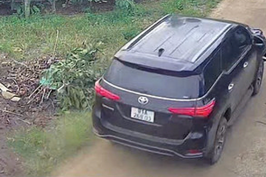 Tài xế ôtô tông chết người phụ nữ rồi bỏ trốn