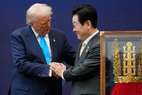 Niềm vui của ông Trump khi được Hàn Quốc tặng vương miện vàng